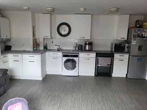 2 Bed Flat Near Tesco and M3 Motorway
