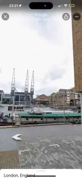 Modern Docklands Apartment Near DLR Station