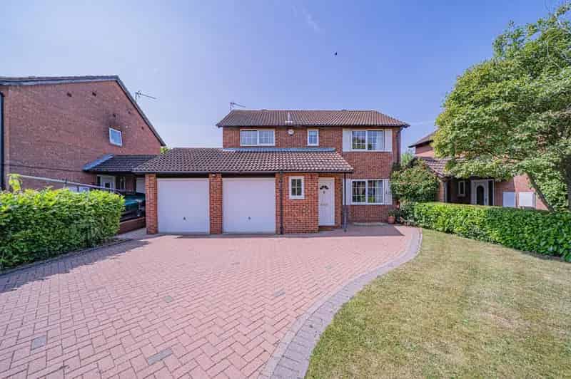 4 Bedroom Detached House for Sale in Monkspath Solihull