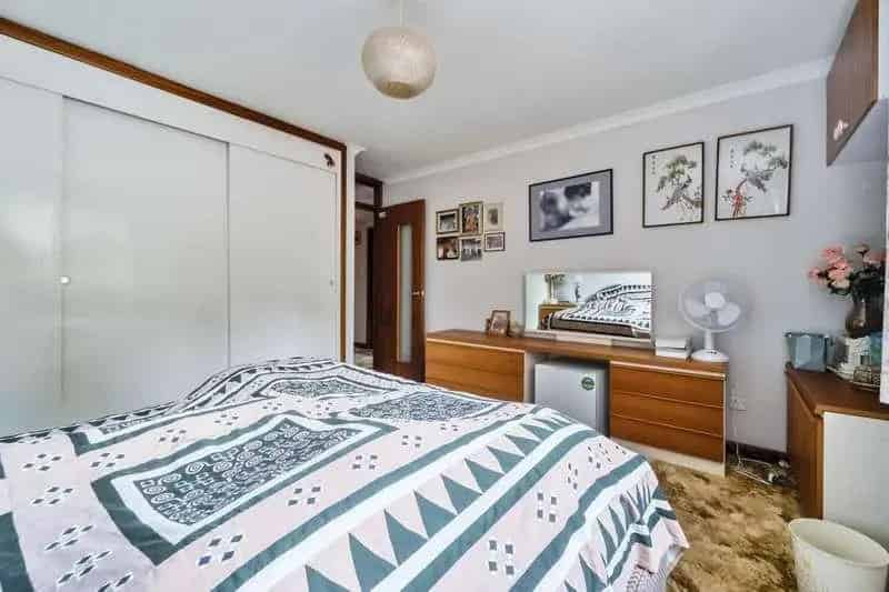 2 Bed Flat for Sale River Thames Views Parking No Onward Chain