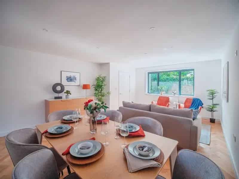 5 Bedroom Townhouse West Mews High Spec Finishes Private Parking