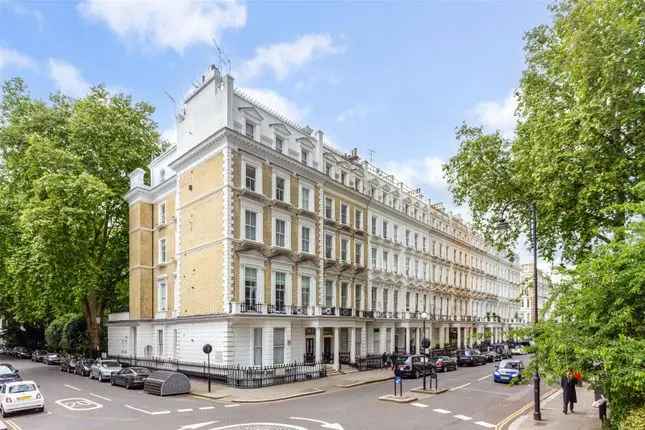 Flat for Sale in South Kensington with Award Winning Garden Access