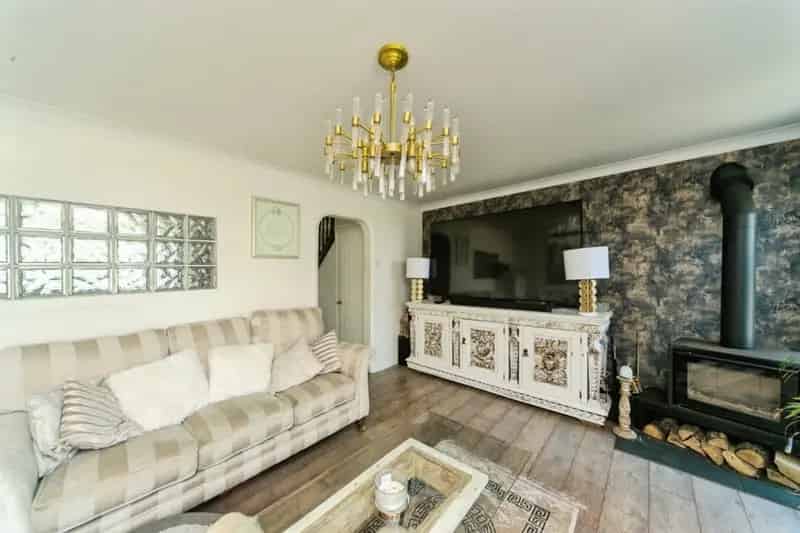 Three Bedroom Semi-Detached House in Aylesbury Avenue