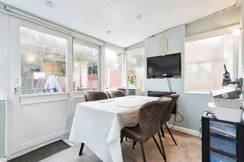 3 Bed Semi-Detached House with Garden and Summerhouse