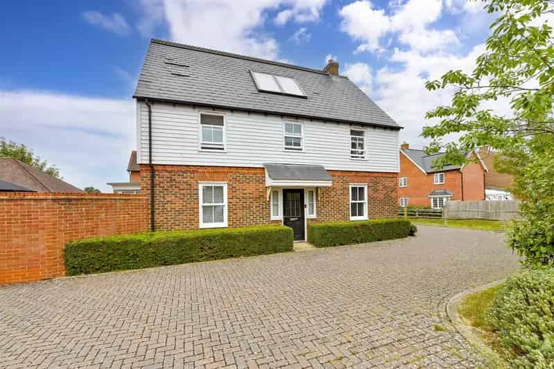4 bedroom link detached house for sale