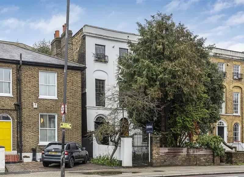One Bedroom Victorian Conversion Flat with Private Garden