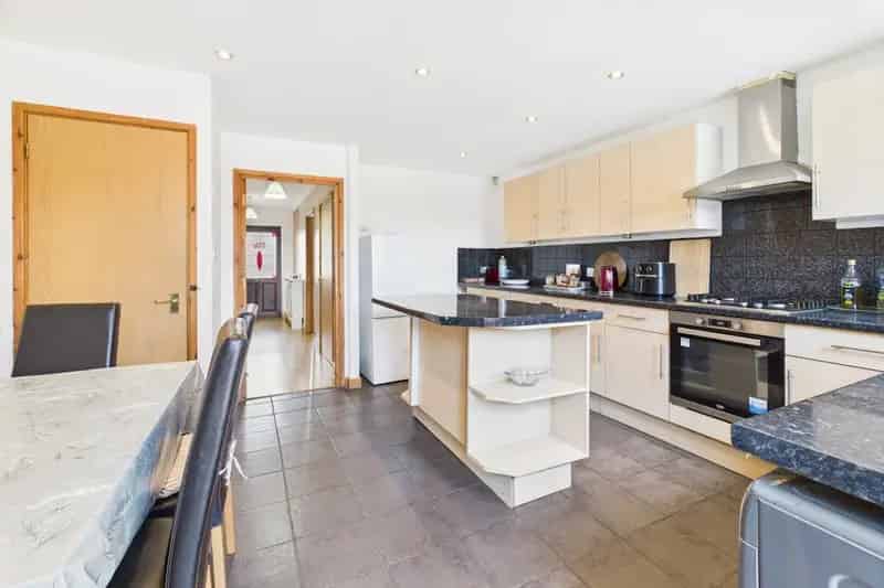 4 Bed Townhouse Freehold Garage No Chain North End