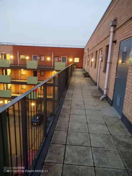 New 3 Floor Building Great Bus Links