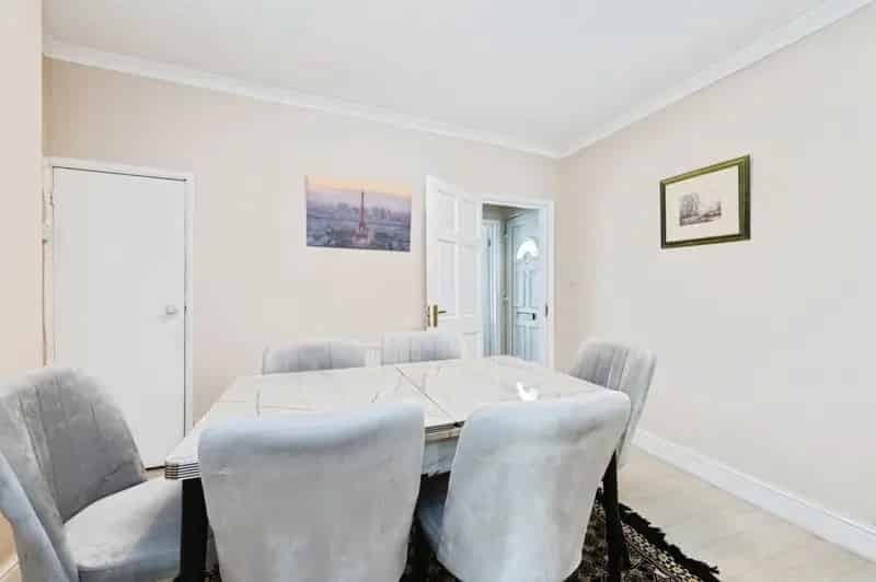 Two Double Bedroom Character Home Near Train Station