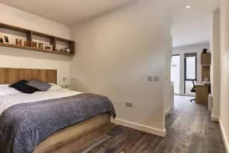 86m² 1-Bedroom Cardiff Flat - Large Apartment