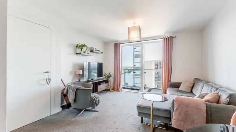 1-Bed River Clyde Apartment with Private Roof Terrace and Parking