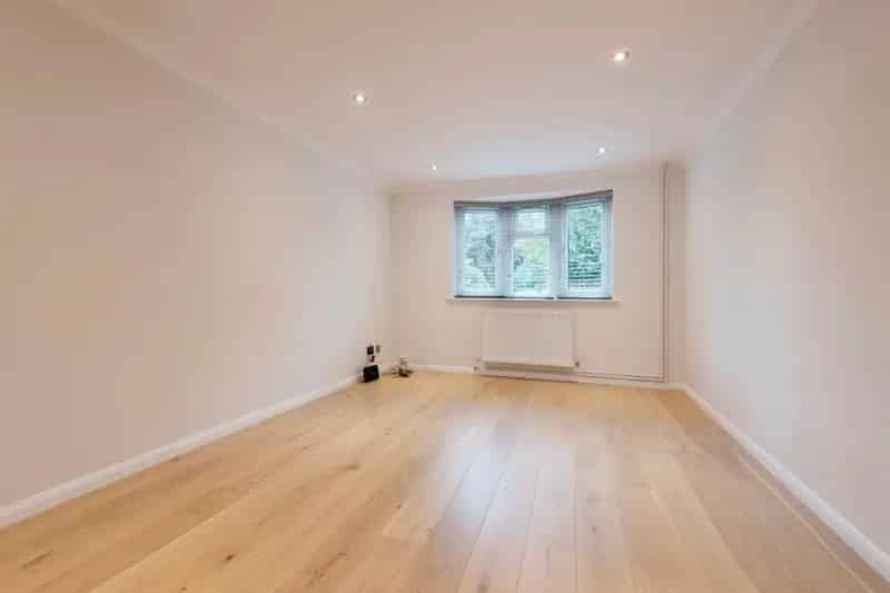 Spacious Semi Detached Family Home with Conservatory and Garage