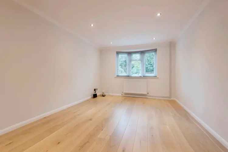 Spacious Semi Detached Family Home with Conservatory and Garage