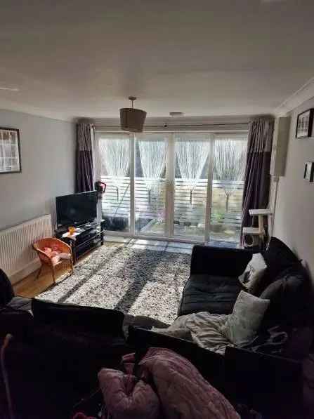2 Bedroom Ground Floor Flat with Garden