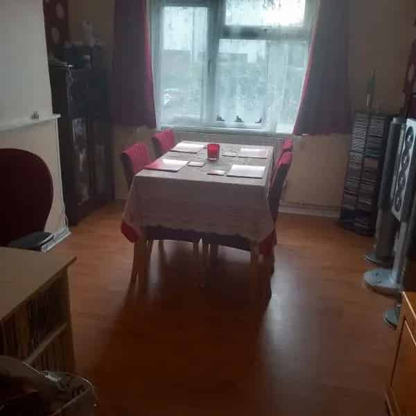 2 Bed House with Wet Room Kitchen Dining Room and Living Room