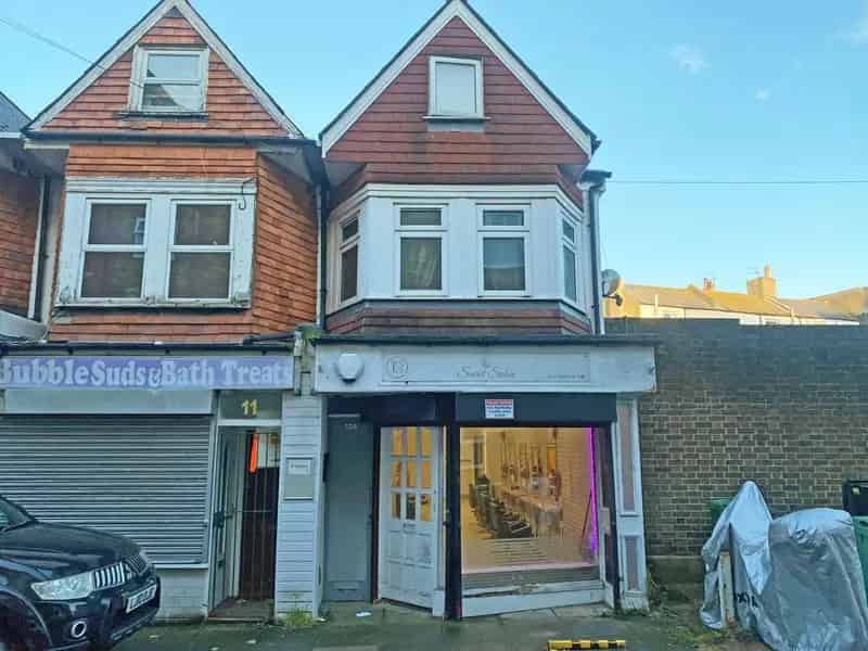Small Freehold Shop 445 sq ft Hair Salon 1 Car Space