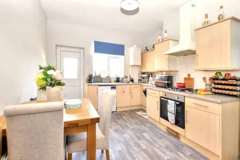 2 Bedroom Terraced House with Garden - Ideal for Families and Professionals