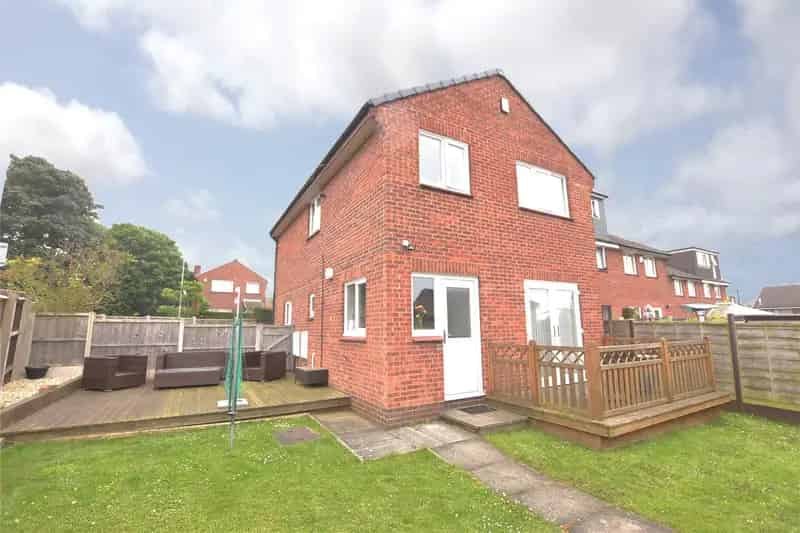 3 Bedroom Detached House in Sought After Location