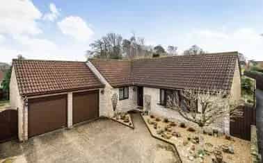 Spacious Detached Bungalow with Conservatory and Large Garden