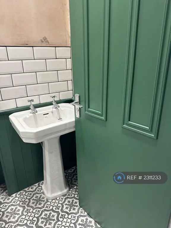1 Bedroom House Share Idle - En-Suite, Professional Only