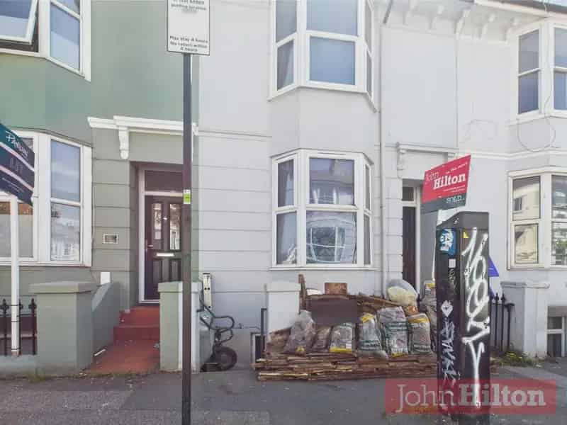 1 Bedroom Flat for Sale in Brighton - Great Potential