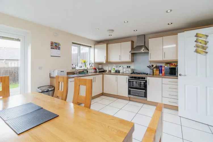 Four Bedroom Mid Terrace House with Garage and Garden