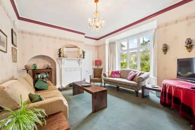 5 Bed Semi-Detached House West Wimbledon