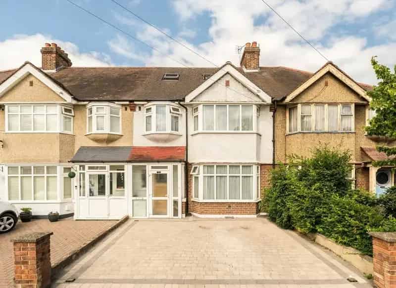 4 Bedroom Terraced House with Parking Near Local Stations
