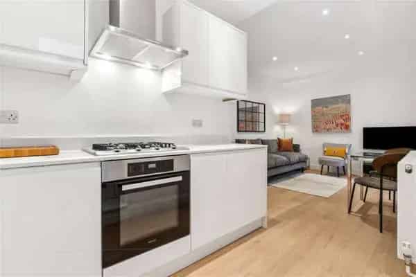 Spacious 1-Bed Apartment in Clapham - Chain Free