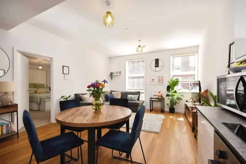 Brentwood High Street Apartment Ground Floor Open Plan Living Parking