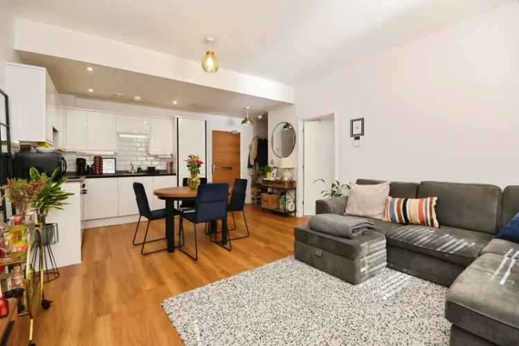 Brentwood High Street Apartment: Modern Living with Parking and Roof Terrace