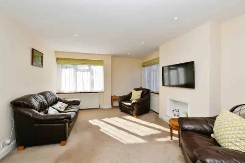 3 Bed End Terrace House Hoddesdon  Landscaped Garden Garage Near Schools