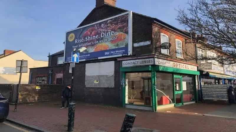 Shop with 2 Bedroom Flat Luton Busy Dunstable Road