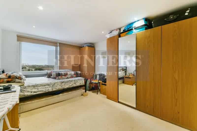 3 Bedroom Flat for Sale in Hounslow Town Centre