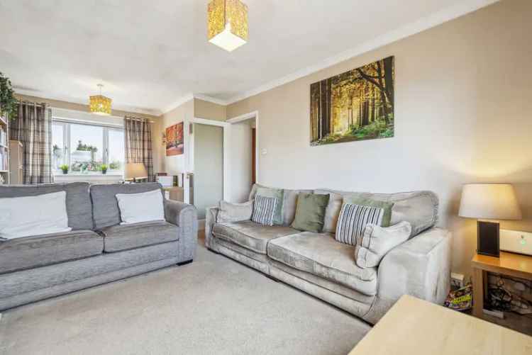 2 Bedroom Flat with Private Garage in Eaglesham
