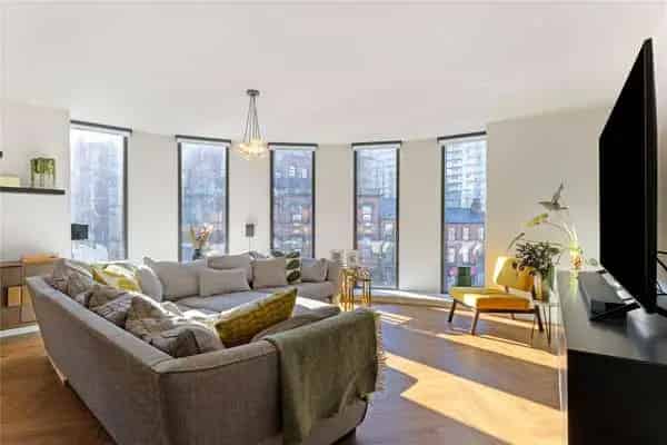 Luxury 2-Bed Apartment Salford - Modern, Spacious, 2 Balconies