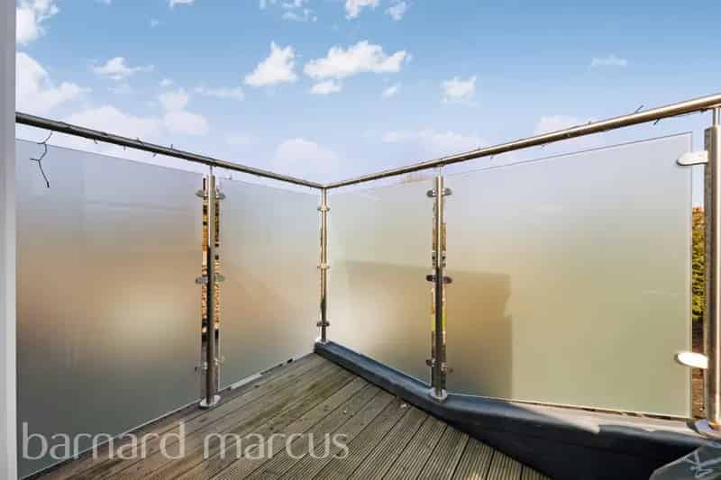3 Bed Split Level Flat Streatham  Modern Kitchen Balcony