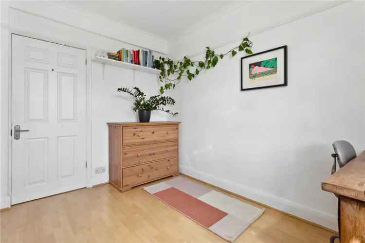 2 Bedroom Flat London SW17 Art Deco Style Building