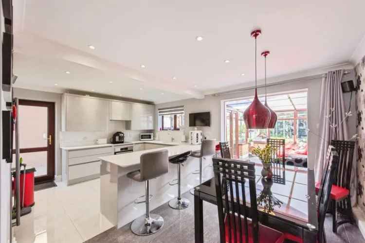 4 Bedroom Detached House with Conservatory and Solar Panels