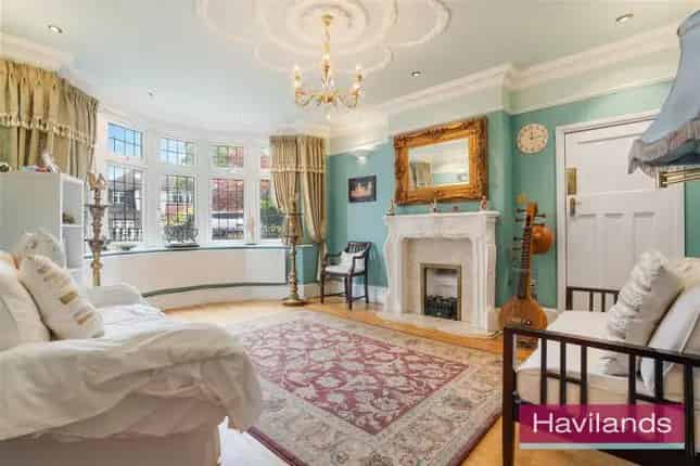 Six Bedroom Detached House for Sale in Winchmore Hill N21