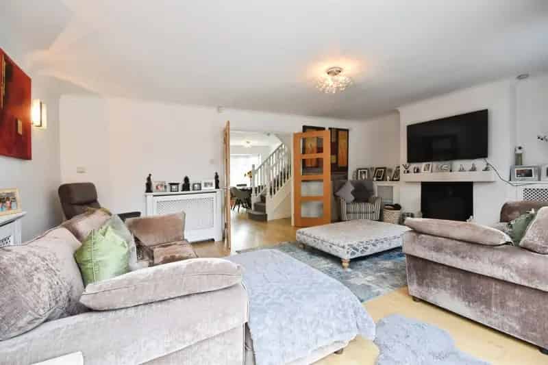 4 Bed House with Landscaped Garden and Modern Kitchen