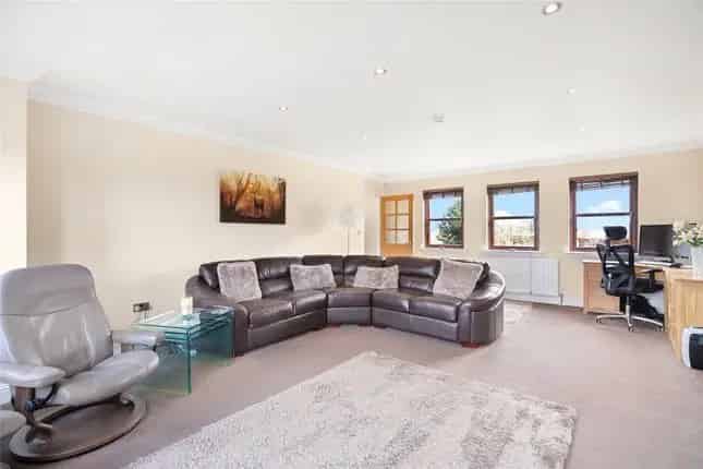 3 Bedroom Detached House for Sale in Glasgow G23