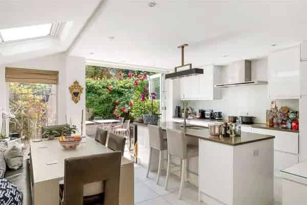 Spacious Family Home with Cinema Room and Garden in London