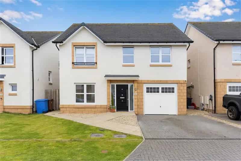 4 Bed Detached House with 2 Reception Rooms in Rosewell