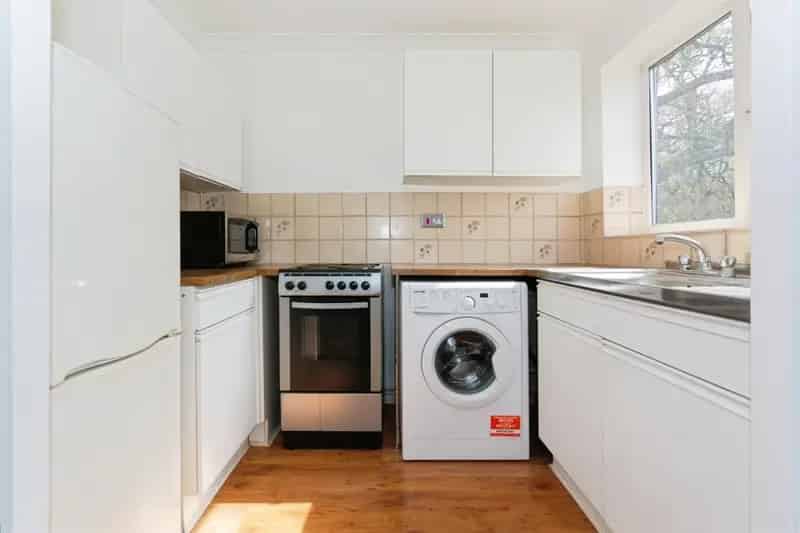 Spacious One Bedroom Apartment Near Jaguar Land Rover