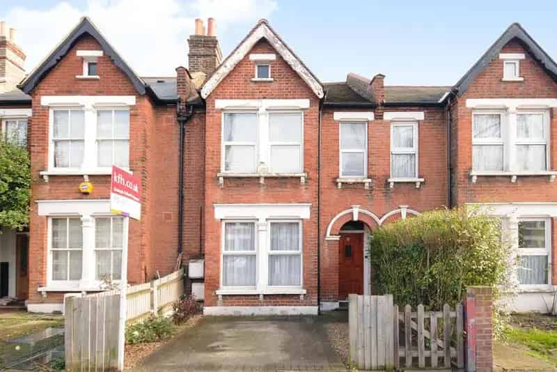 Ground Floor One Bedroom Period Property 531 sq ft Communal Garden