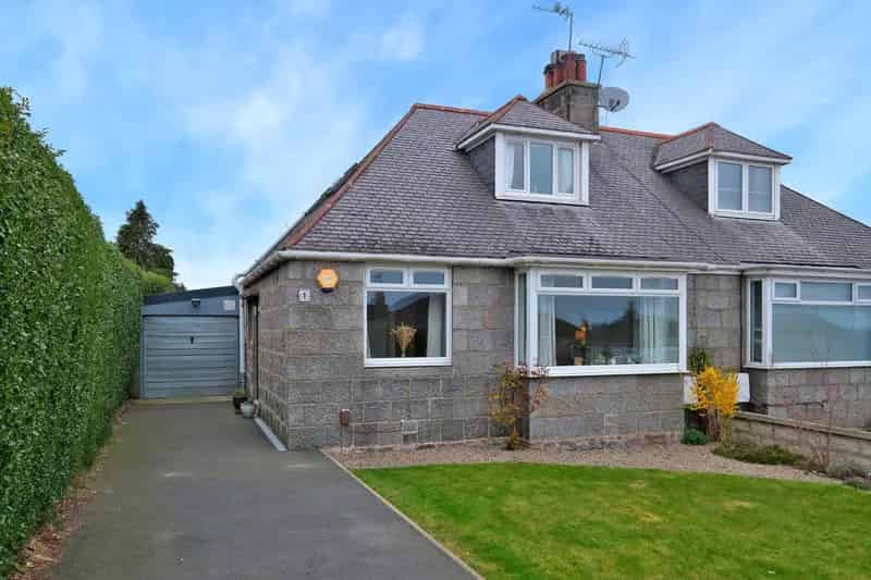 Spacious 3-Bed Semi-Detached House Near City Centre and Airport