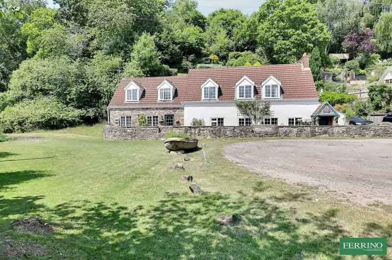4 Bedroom Detached House for Sale in Gatcombe