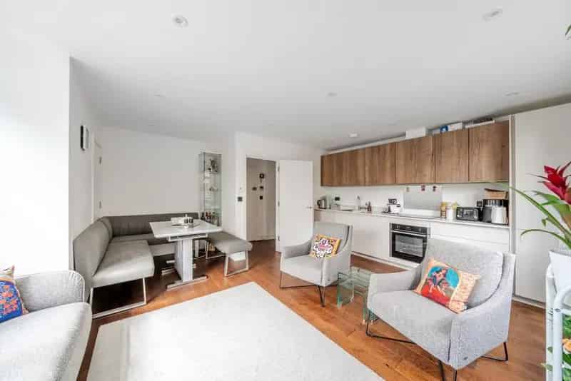 Modern 2-Bed Split Level Apartment with En-Suite Bathrooms and Patio