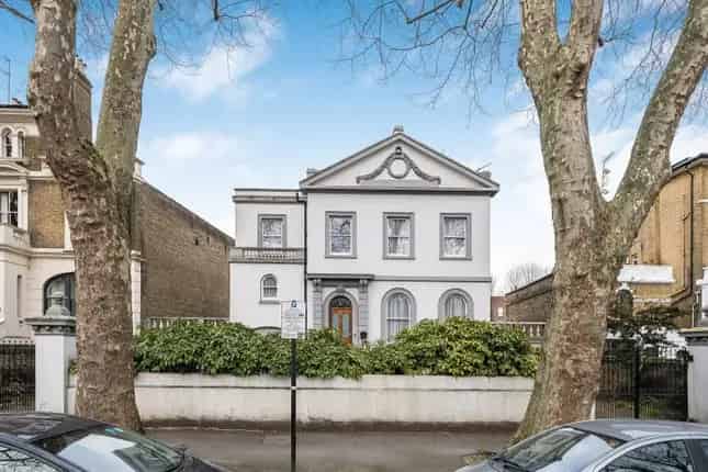 Detached House for Sale in Highbury New Park N5
